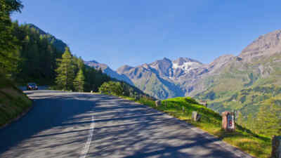 Auto sulla strada alpina