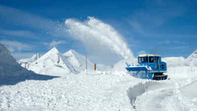 Snow clearence with a rotary snow plough