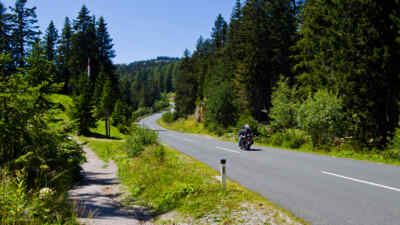 Motociclista sulla strada alpina